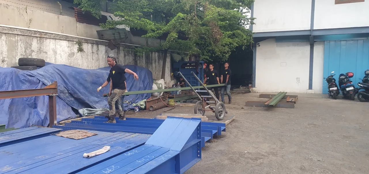 Konstruksi baja, fabrikasi dan ereksi profil WF