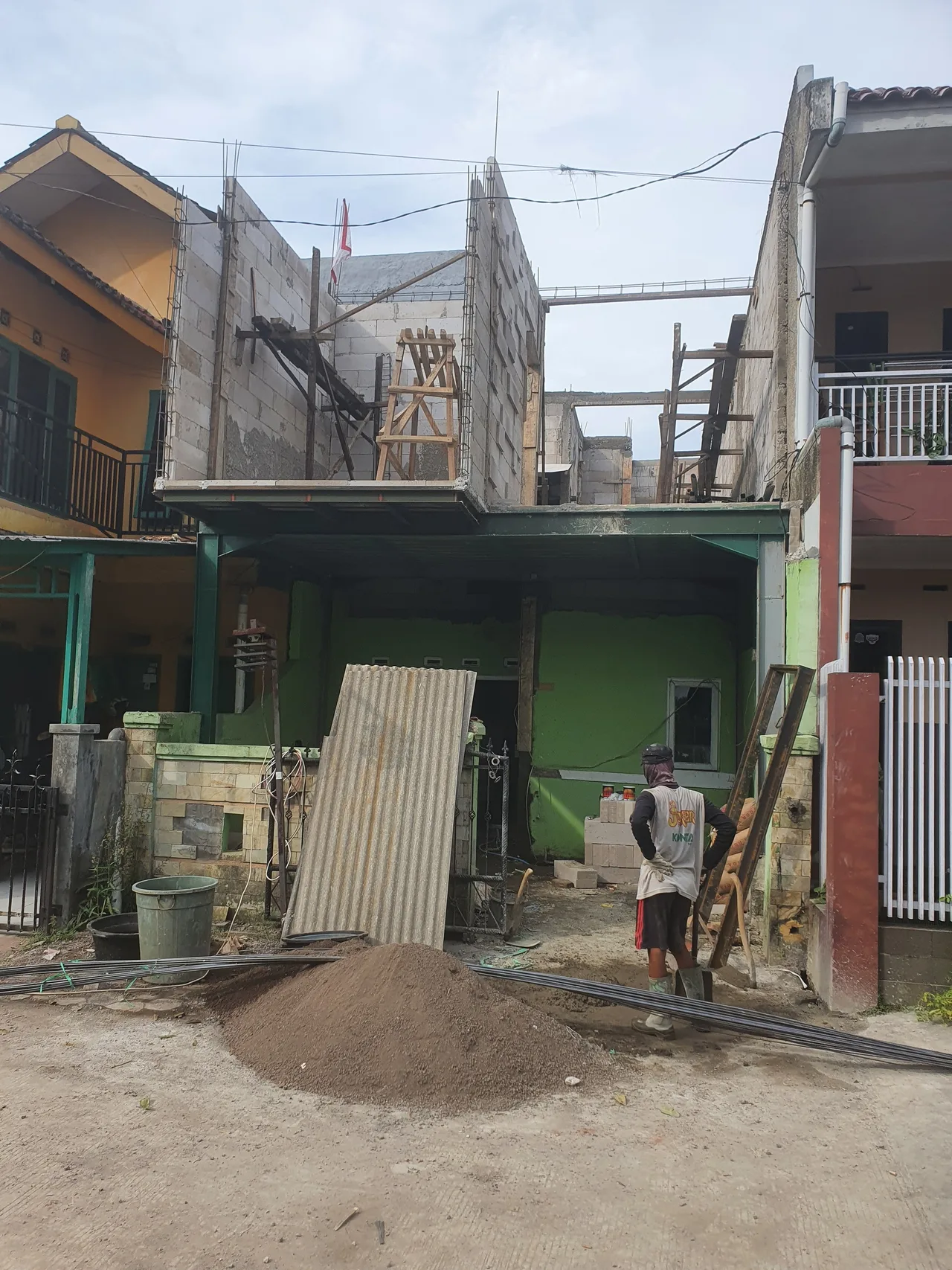 Dinding hebel lantai dua sudah berdiri di atas rangka baja